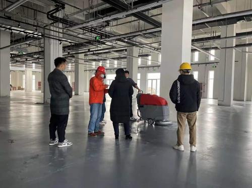 加工倉儲公司選擇洗地機、工業(yè)吸塵器等清潔設備